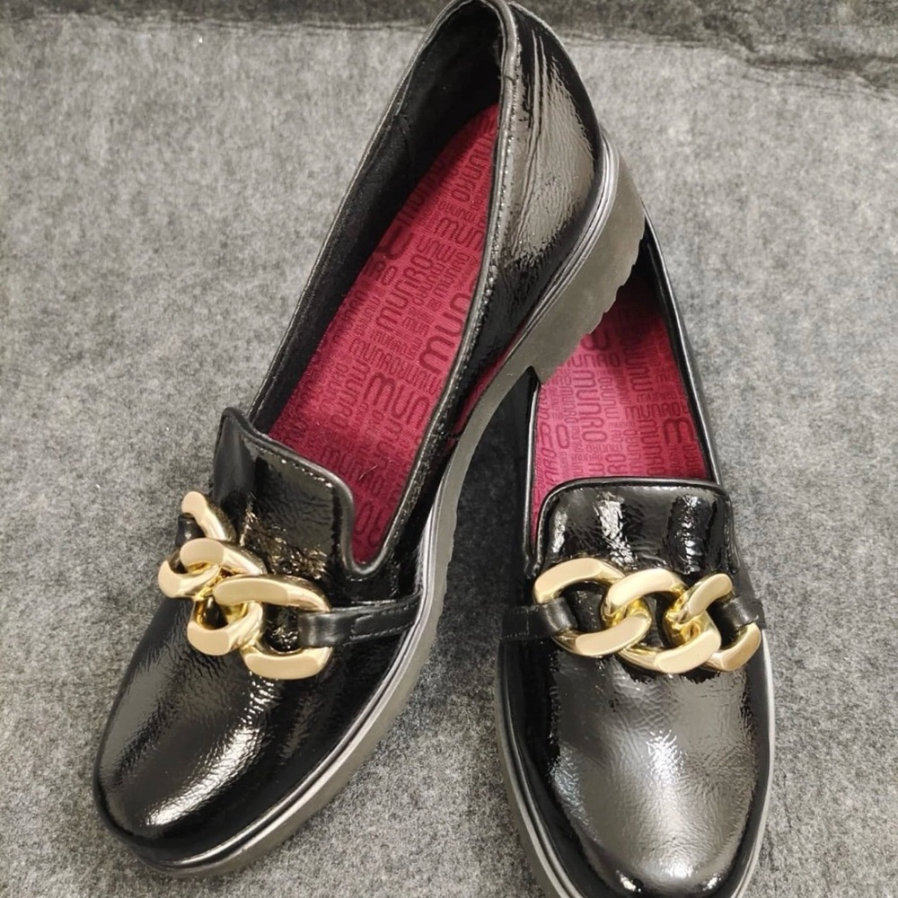 NWOB Women’s VIV Black Crinkle Patent Loafer Size US 8
